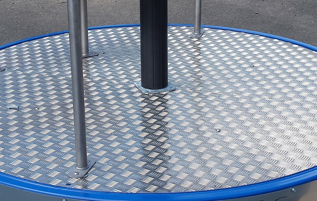 A non-slip channelled aluminium surface