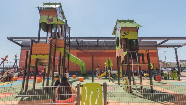 A beautiful playground in the heart of the Orange-les-Vignes shopping centre (France)