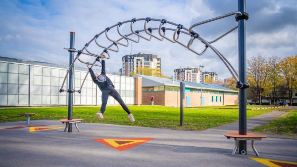 J5908 - Monkey bar archway