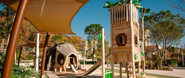 The bee: majestic wood playground equipment in Toulon (France)