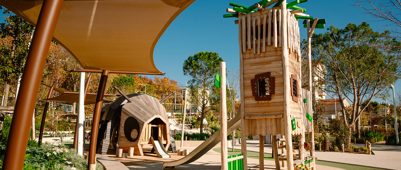 The bee: majestic wood playground equipment in Toulon (France)